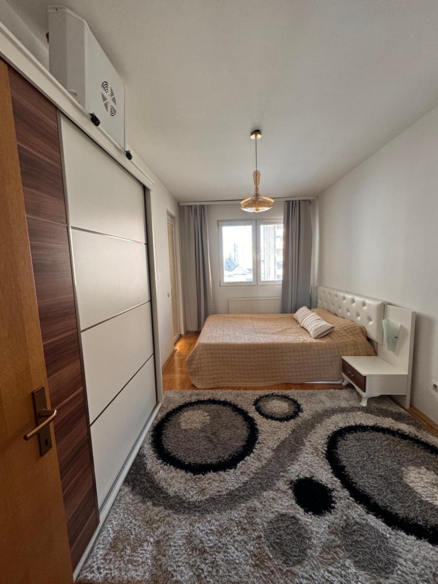 Big Spacious Apartment In Pej Center With Wi-Fi Peje Exterior photo